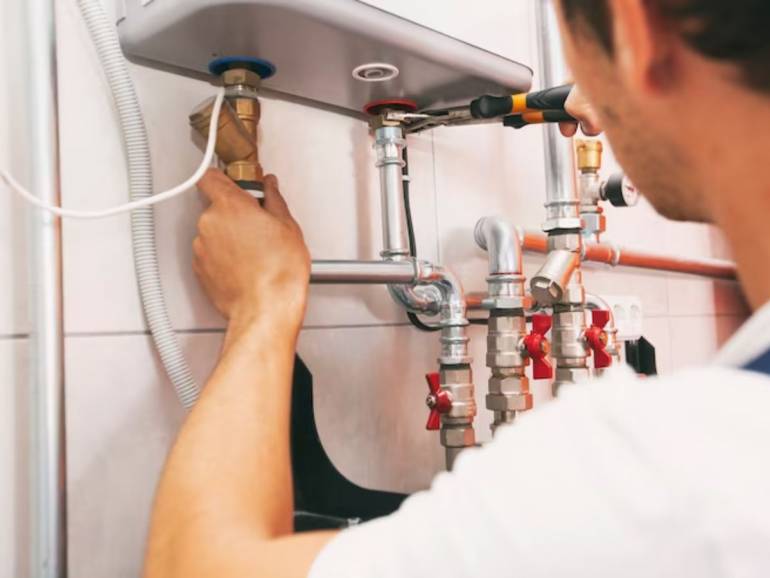 The Pros of Hiring an Emergency Commercial Plumber